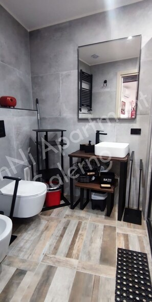 Dusche, Haartrockner, Bidet, Handtücher