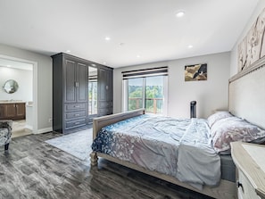 5 bedrooms, iron/ironing board, WiFi, bed sheets