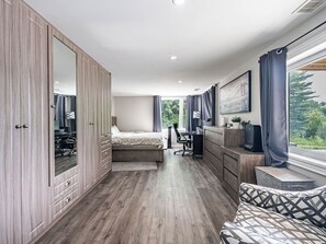 5 bedrooms, iron/ironing board, WiFi, bed sheets