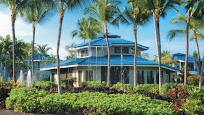 A resort with a two-story building, palm trees, and a well-maintained garden. - Stay in paradise minutes from the beach (Kailua Kona, Island of Hawaii)