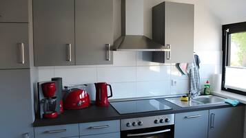 Kjøleskap, ovn, kokeplater og oppvaskmaskin