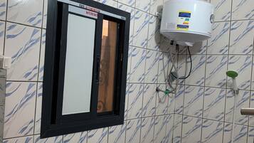 Dusche, Bidet, HandtĂŒcher, Seife