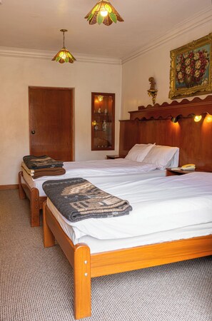Kamar Triple Standar, balkon, pemandangan halaman | Setrika/meja setrika dan Wi-Fi gratis