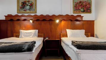 Standard-Zweibettzimmer, Blick auf den Innenhof | Bügeleisen/Bügelbrett, kostenloses WLAN