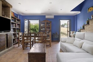 Televisión y chimenea 