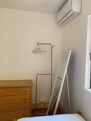 Een strijkplank/strijkijzer, wifi, beddengoed