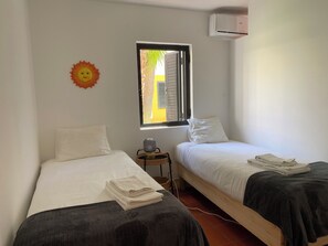 3 habitaciones, tabla de planchar con plancha, wifi y ropa de cama 