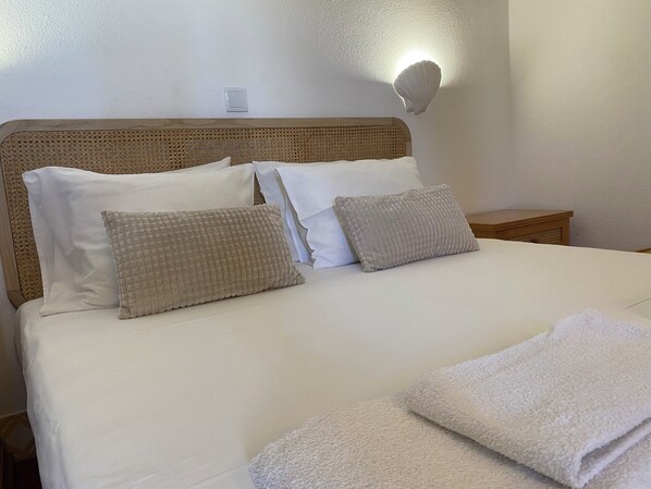 Iron/ironing board, WiFi, bed sheets