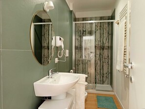 Dusche, Haartrockner, Bidet, Handtücher