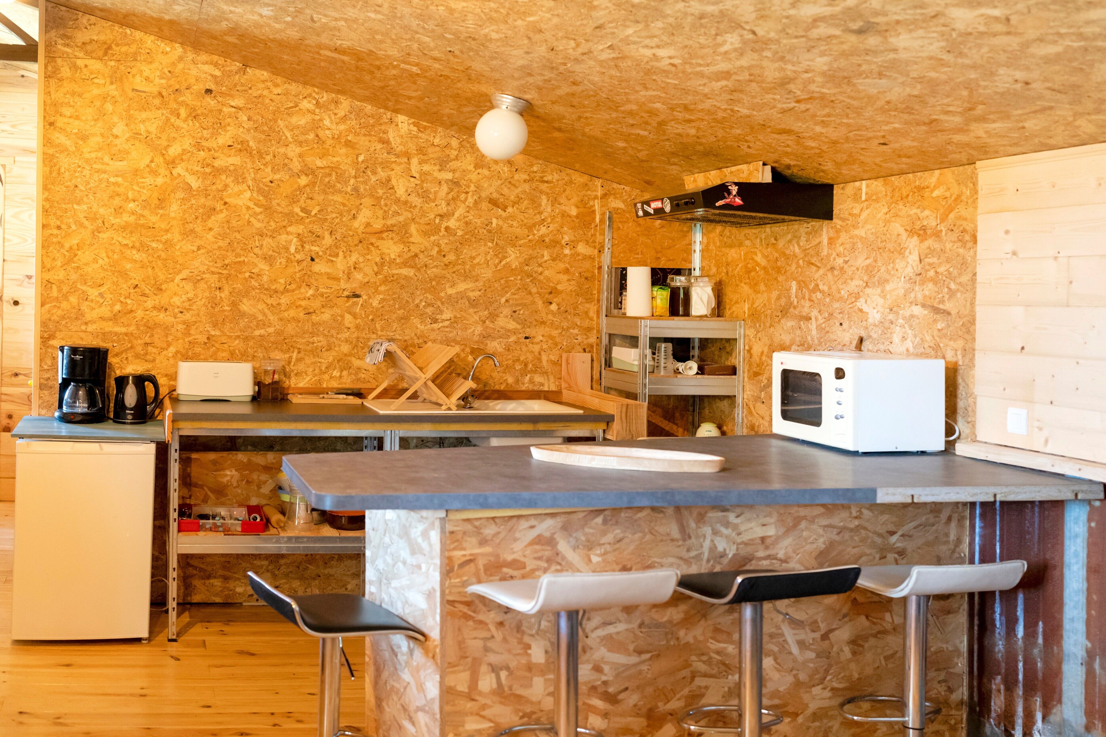 Een koelkast, een microgolfoven, een oven, een kookplaat