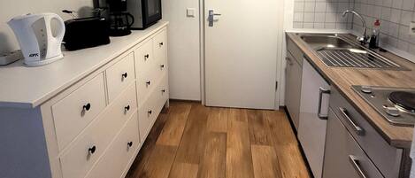 Apartment | Private kitchen | Cookware/dishes/utensils