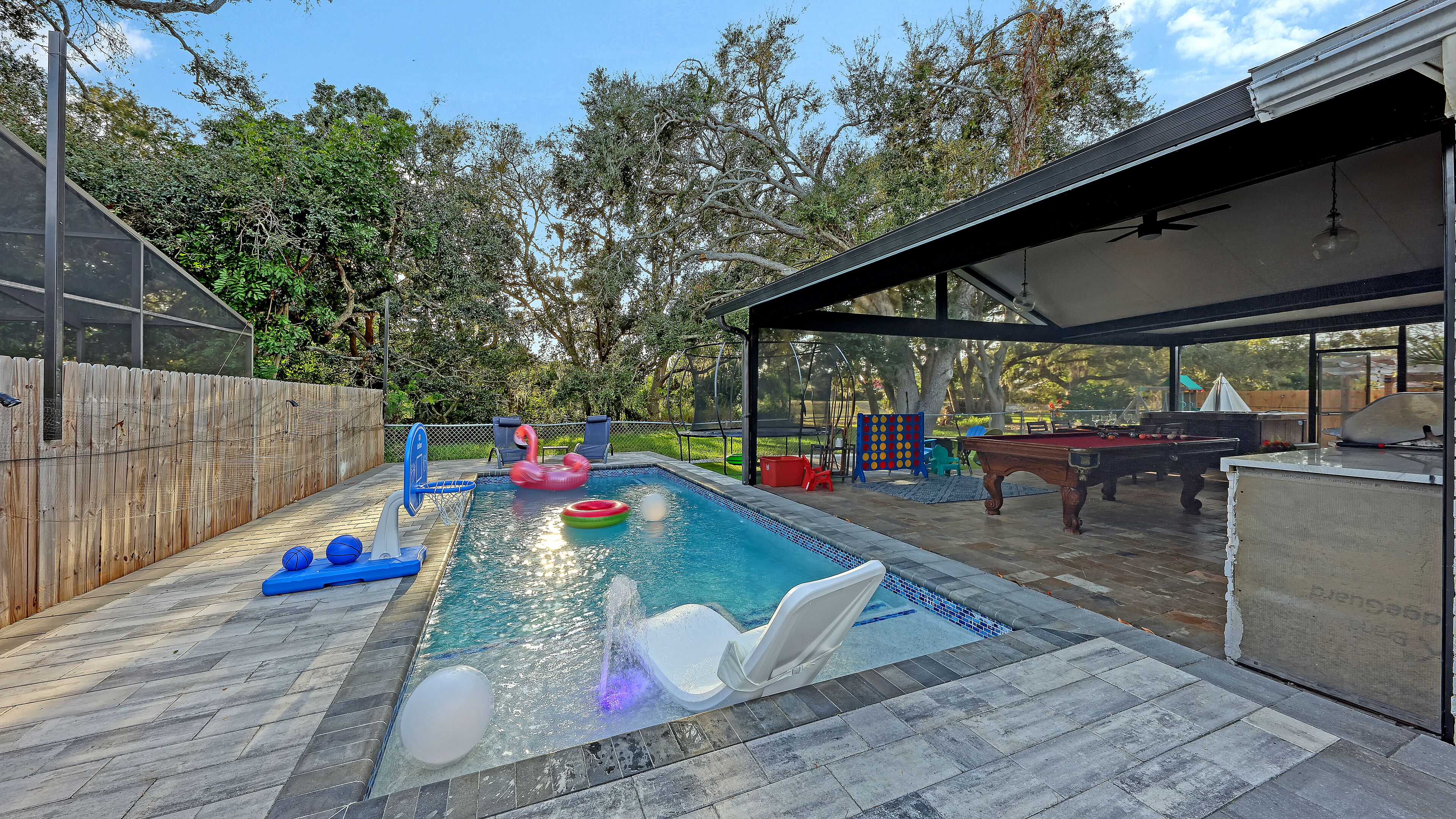 Een buitenzwembad, een verwarmd zwembad