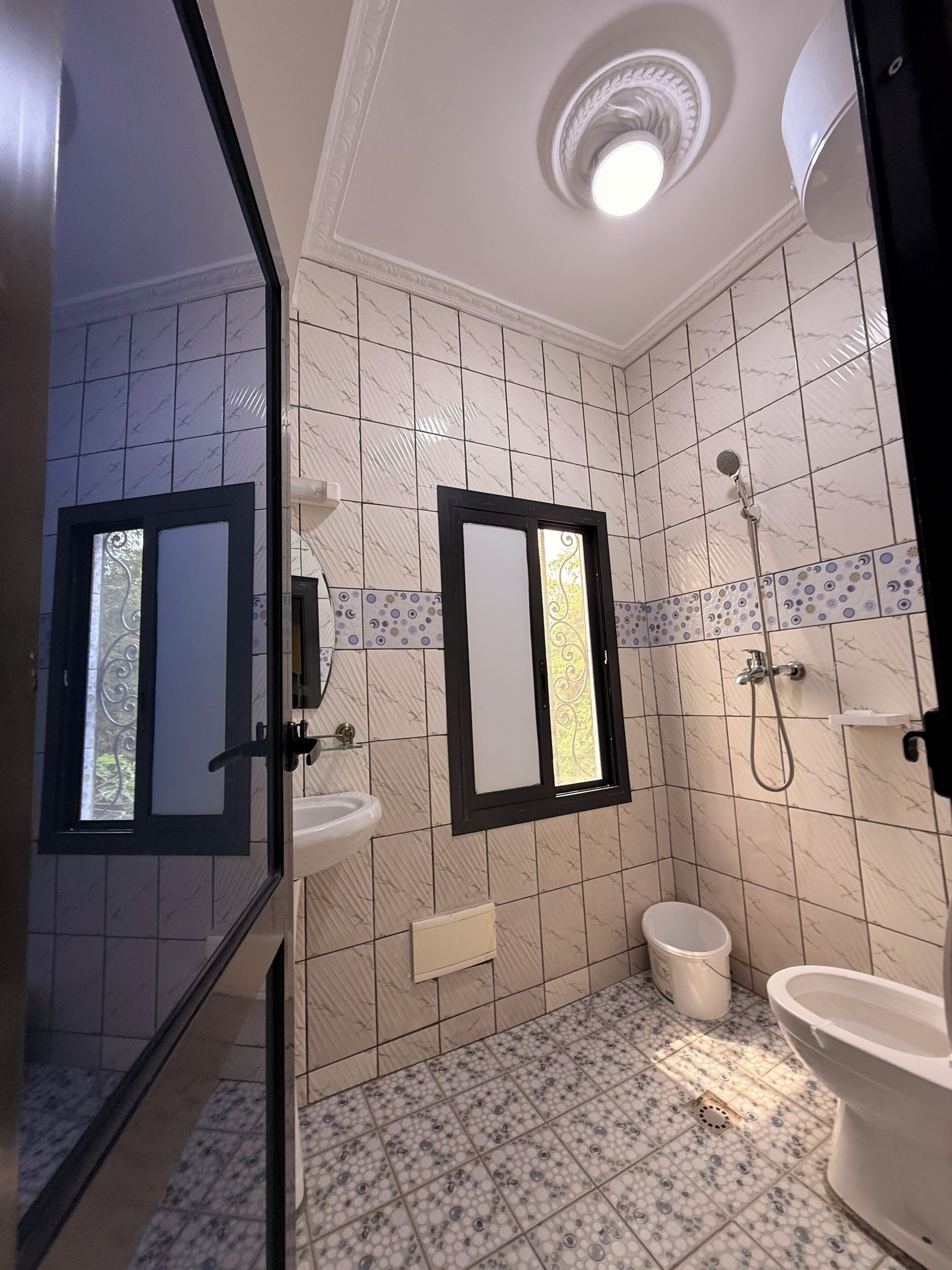 Bidet, serviettes fournies, savon, papier toilette