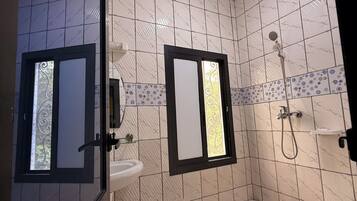 Bidet, serviettes fournies, savon, papier toilette