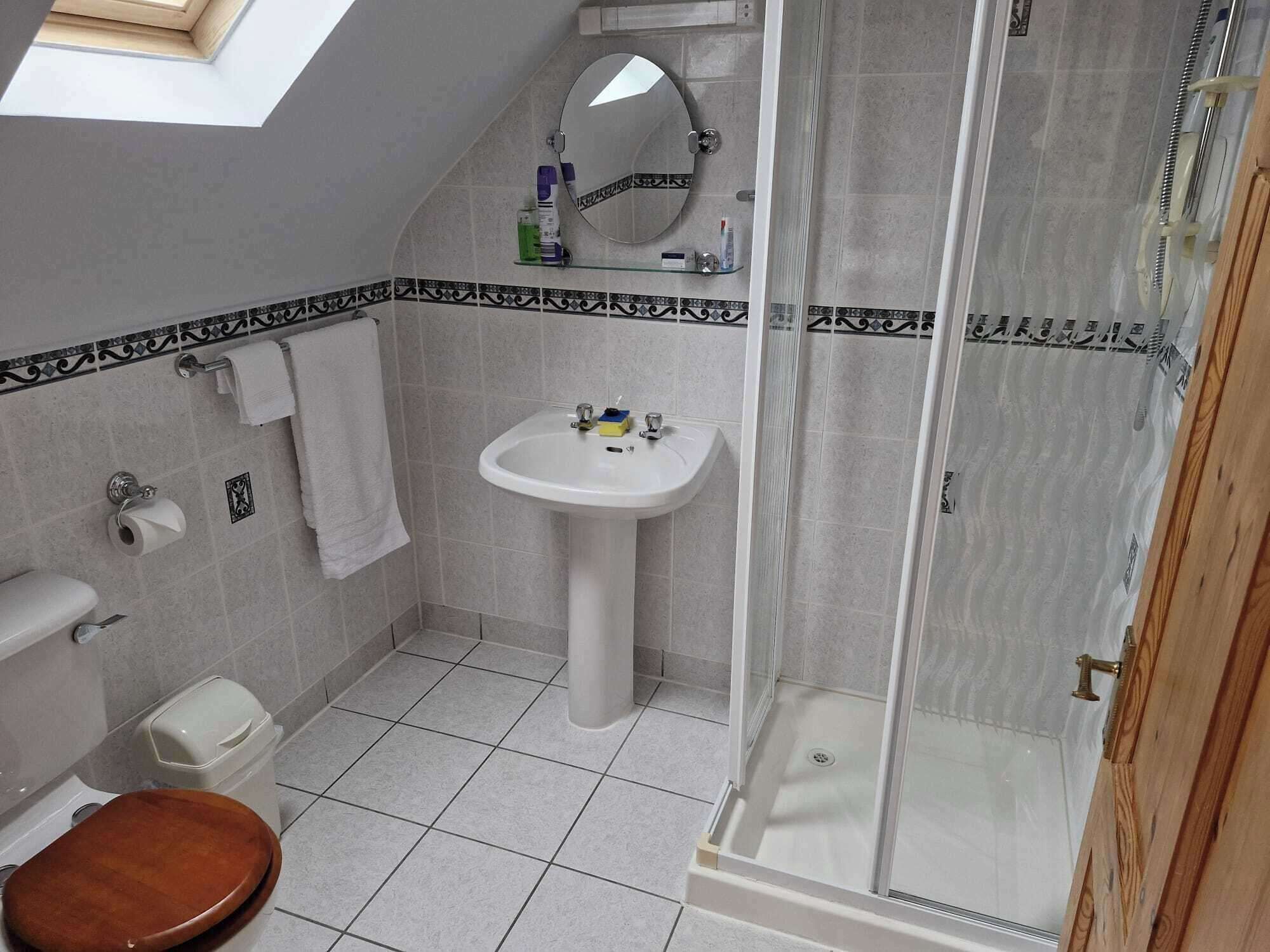 Douche, sèche-cheveux, serviettes fournies