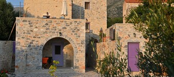 Kivotos Mani – Traditional Charm & Coastal Views