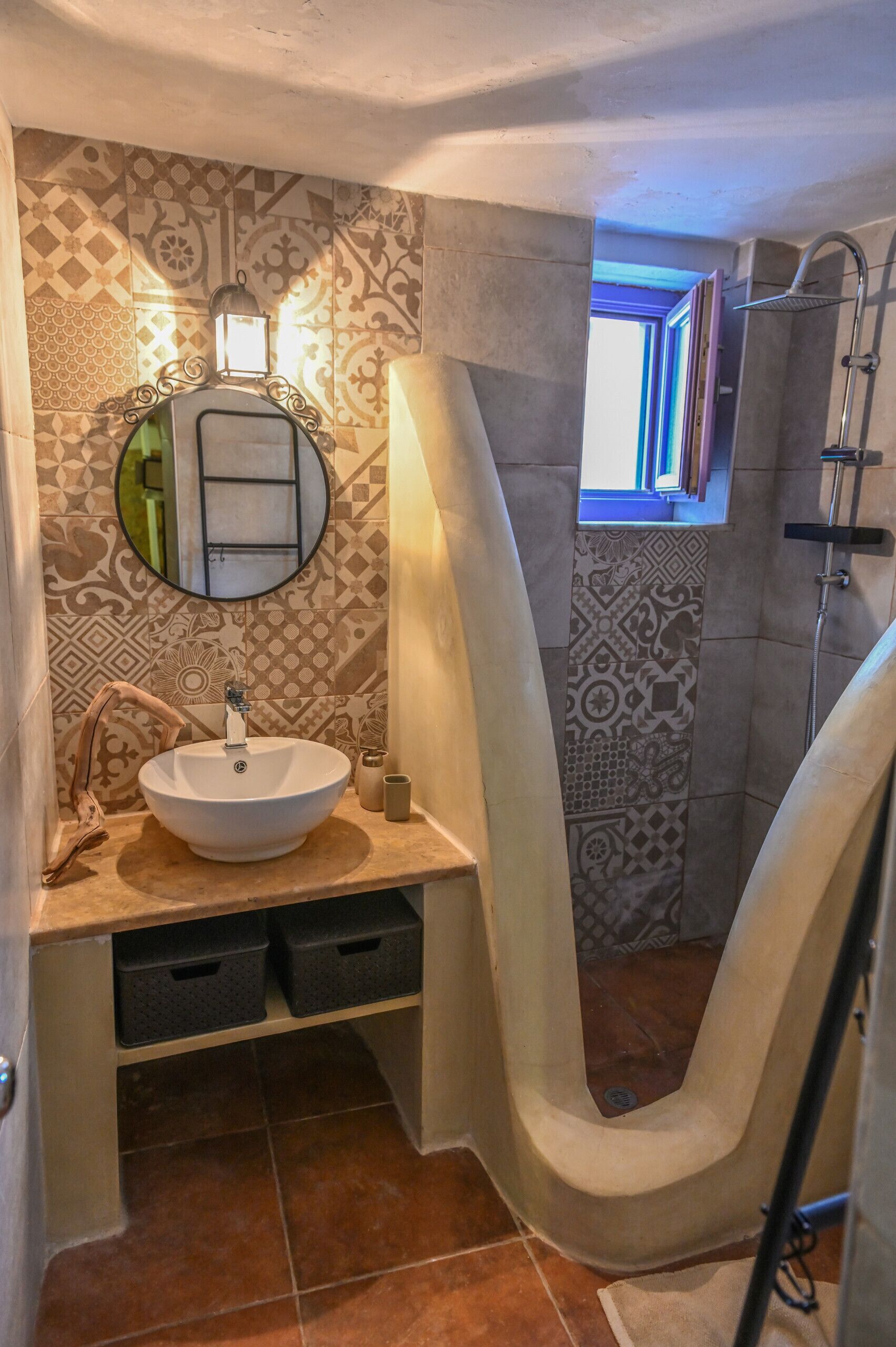 Douche, sèche-cheveux, serviettes fournies, papier toilette