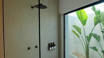 Habitación doble superior, vistas a la piscina | Ducha del cuarto de baño