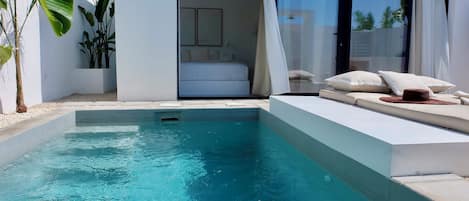 10 piscinas al aire libre, sombrillas, sillones reclinables de piscina