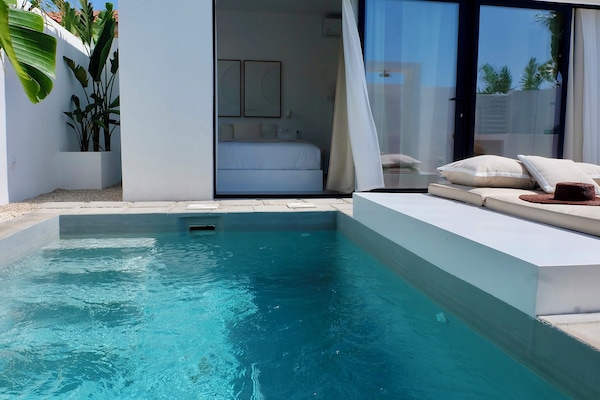 10 kolam renang terbuka, payung kolam, kerusi lepak pantai