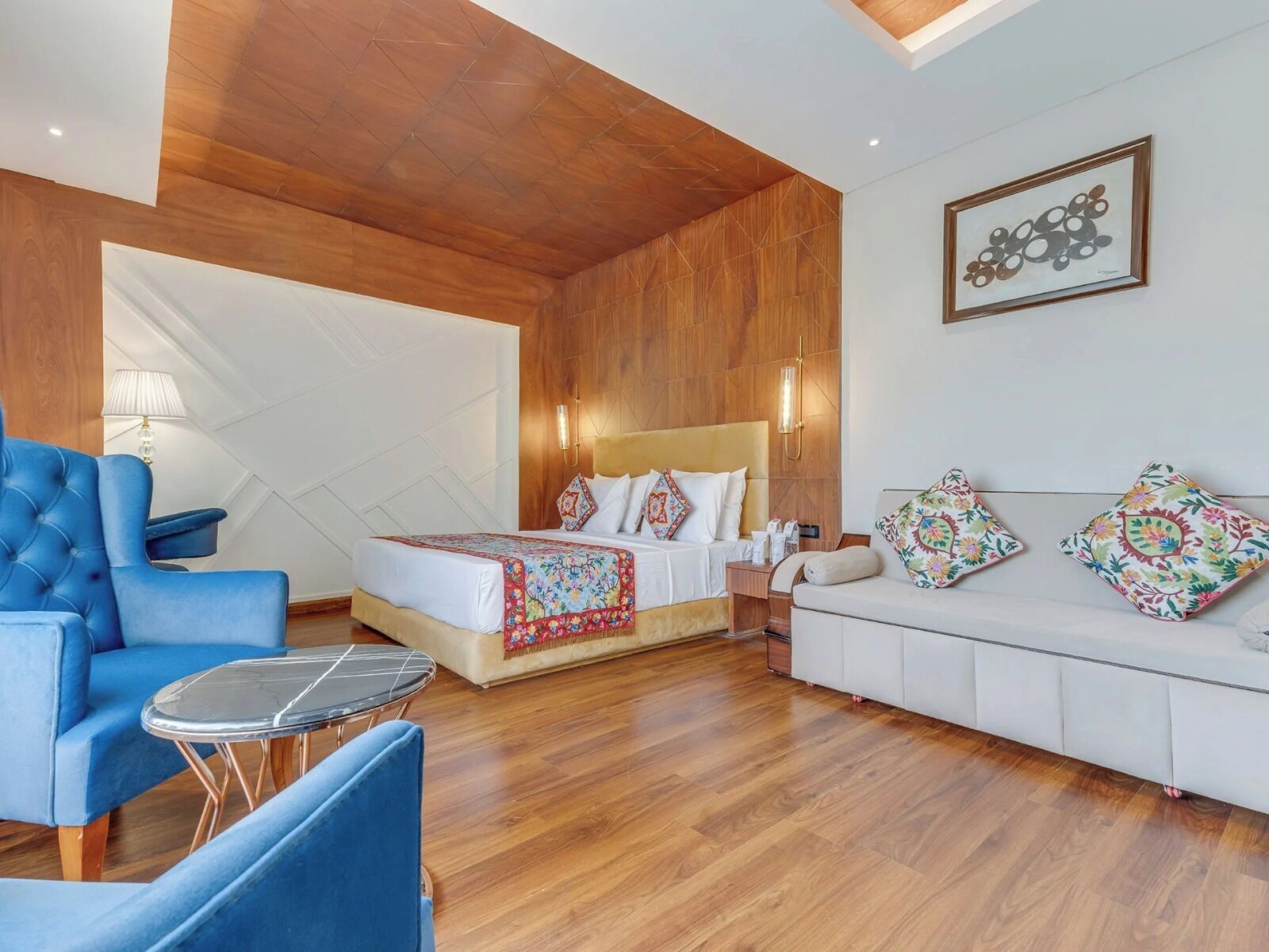 Phòng Suite Royal, ban công, quang cảnh núi | Phòng tắm | Bồn tắm và buồng tắm vòi sen riêng, đồ dùng nhà tắm miễn phí 