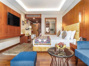 ห้องพรีเมียมดับเบิล, วิวภูเขา | ตู้นิรภัยในห้องพัก, โต๊ะทำงาน, พื้นที่ทำงานแบบใช้แล็ปท็อป, ห้องเก็บเสียง