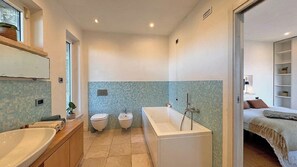 Douche, sèche-cheveux, bidet, serviettes fournies