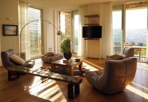 Smart-TV, Bücher, Stereoanlage