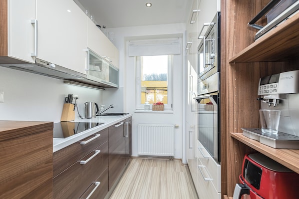 Fridge, microwave, oven, stovetop