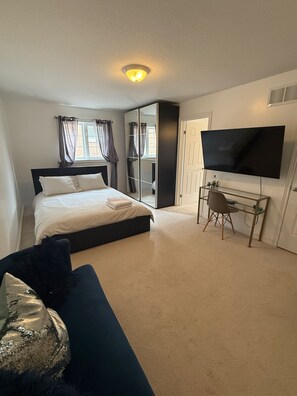 3 bedrooms, iron/ironing board, WiFi, bed sheets