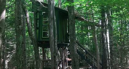 White Mountain riverside Treehouse