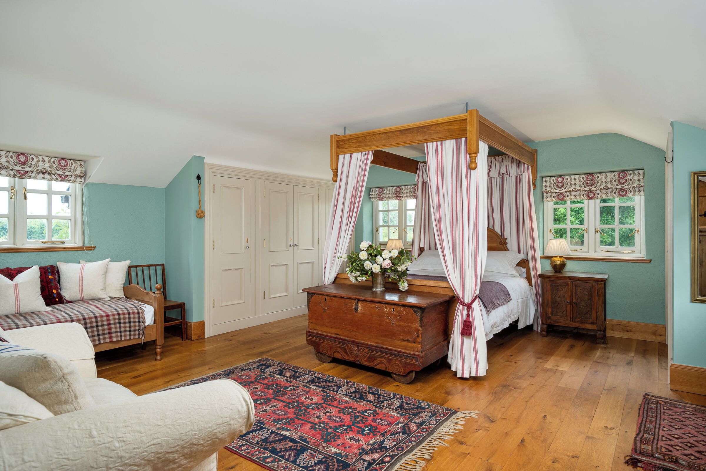 6 bedrooms, iron/ironing board, travel cot, free WiFi