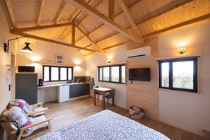 1 bedroom, WiFi, bed sheets - Apartment 'Cabane' with Wi-Fi and Air Conditioning (Marcellaz-Albanais)