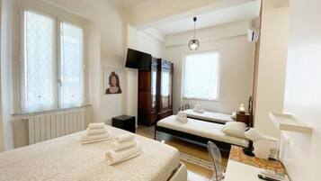 Quarto quádruplo superior, vista para o pátio | Vista do quarto