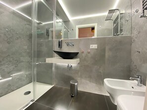 Classic Double Room, City View | Bathroom | Shower, hair dryer, towels, soap - Casa Granatelli (Palermo)