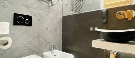 Deluxe Double or Twin Room, Courtyard View | Bathroom | Shower, hair dryer, towels, soap