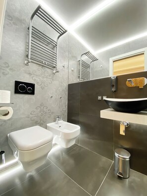 Deluxe Double or Twin Room, Courtyard View | Bathroom | Shower, hair dryer, towels, soap - Casa Granatelli (Palermo)