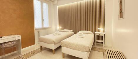 Chambre Deluxe Double ou avec lits jumeaux, vue cour intérieure | Bureau, espace de travail pour ordinateur portable