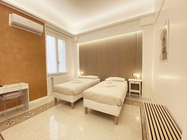 Deluxe Double or Twin Room, Courtyard View | Desk, laptop workspace, soundproofing, free WiFi - Casa Granatelli (Palermo)