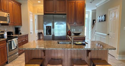 Swing Into Vacation! 3BR Golf-View Townhouse, 3 En Suites, Pool, Great Price!