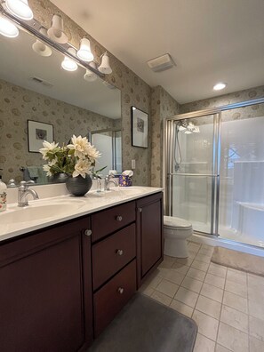 Shower, towels, toilet paper - Swing Into Vacation! 3BR Golf-View Townhouse, 3 En Suites, Pool, Great Price! (Rehoboth Beach)