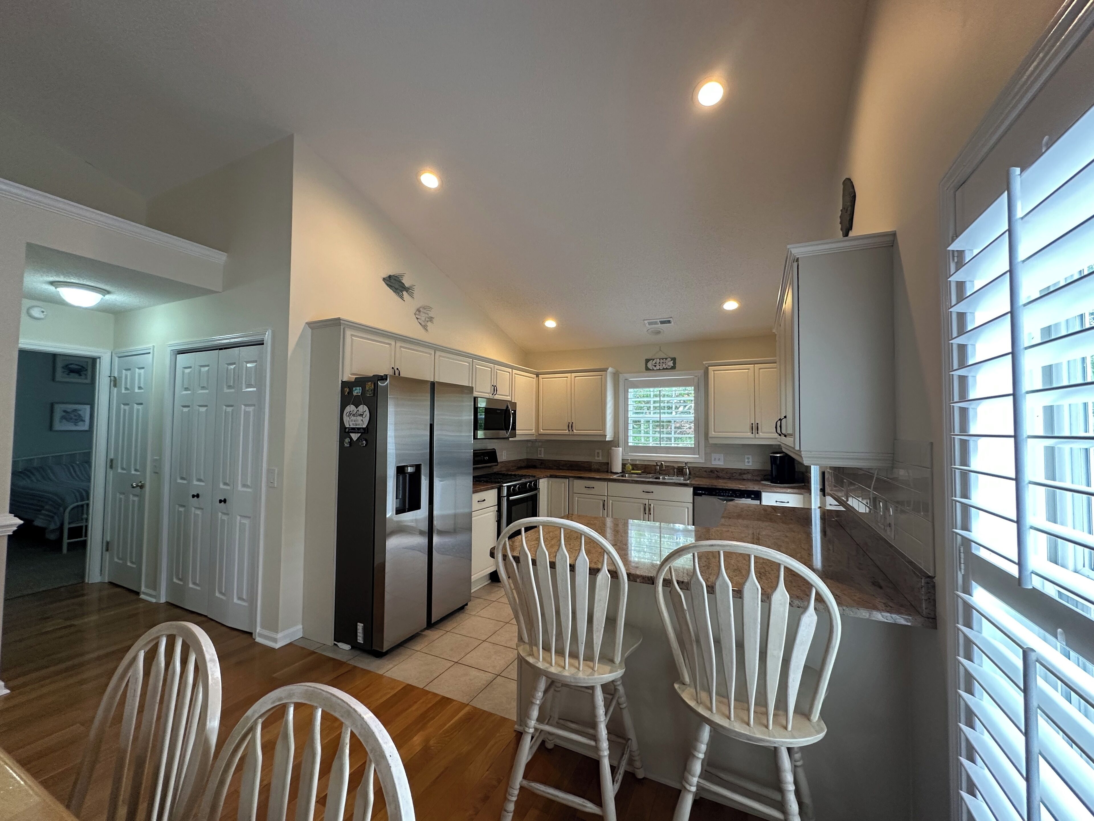 Een magnetron, een oven, een kookplaat, een vaatwasser