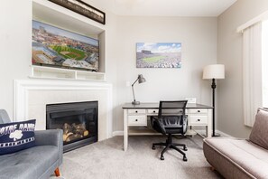 Télévision, cheminée, espaces bureaux