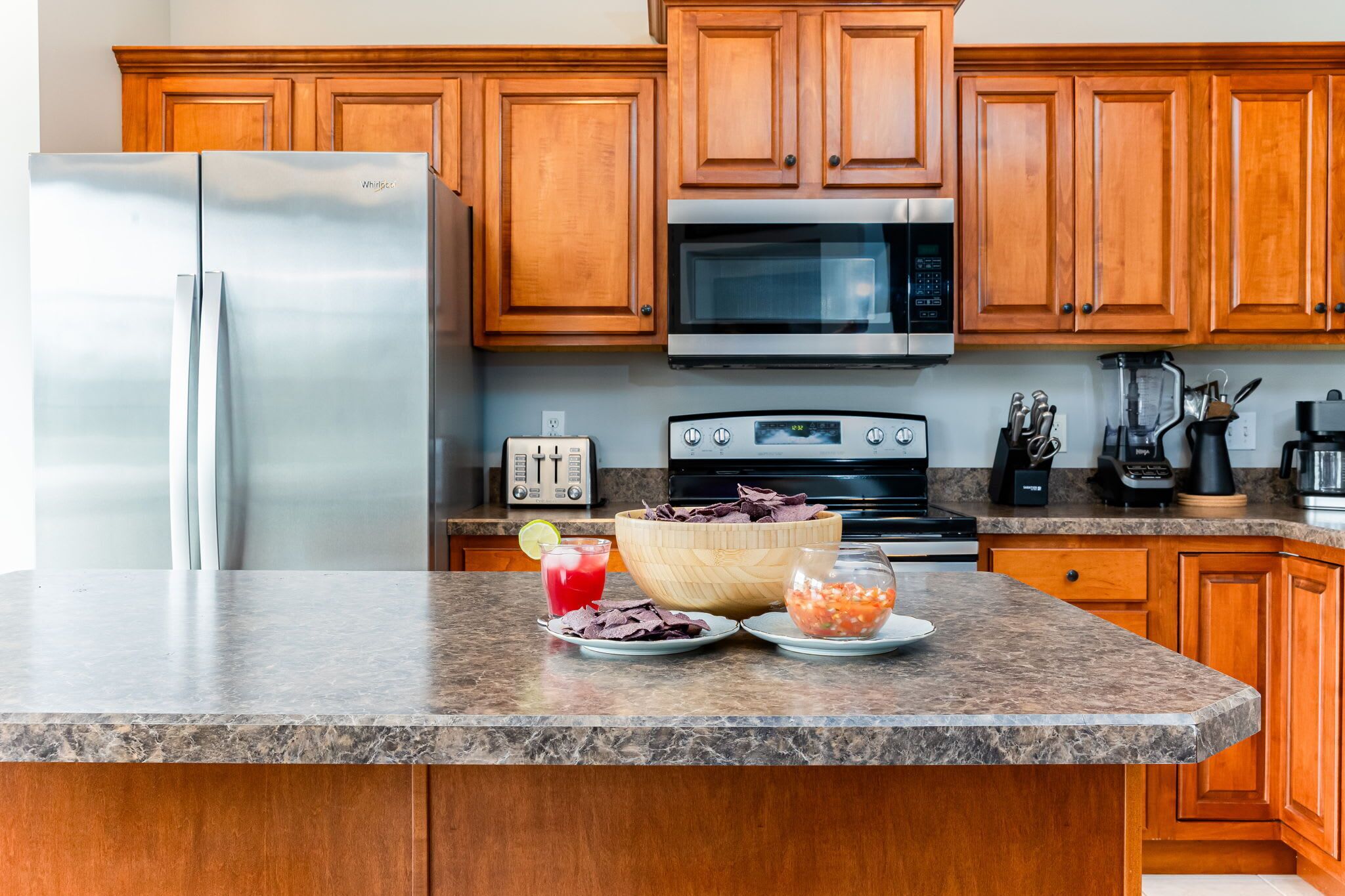 Kjøleskap, mikrobølgeovn, ovn og kokeplater