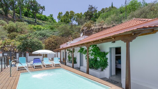 A pool area with lounge chairs, a pergola, and a view of a hillside. - 'Casa Mica' with Mountain View, Wi-Fi and Air Conditioning (Vega de San Mateo)