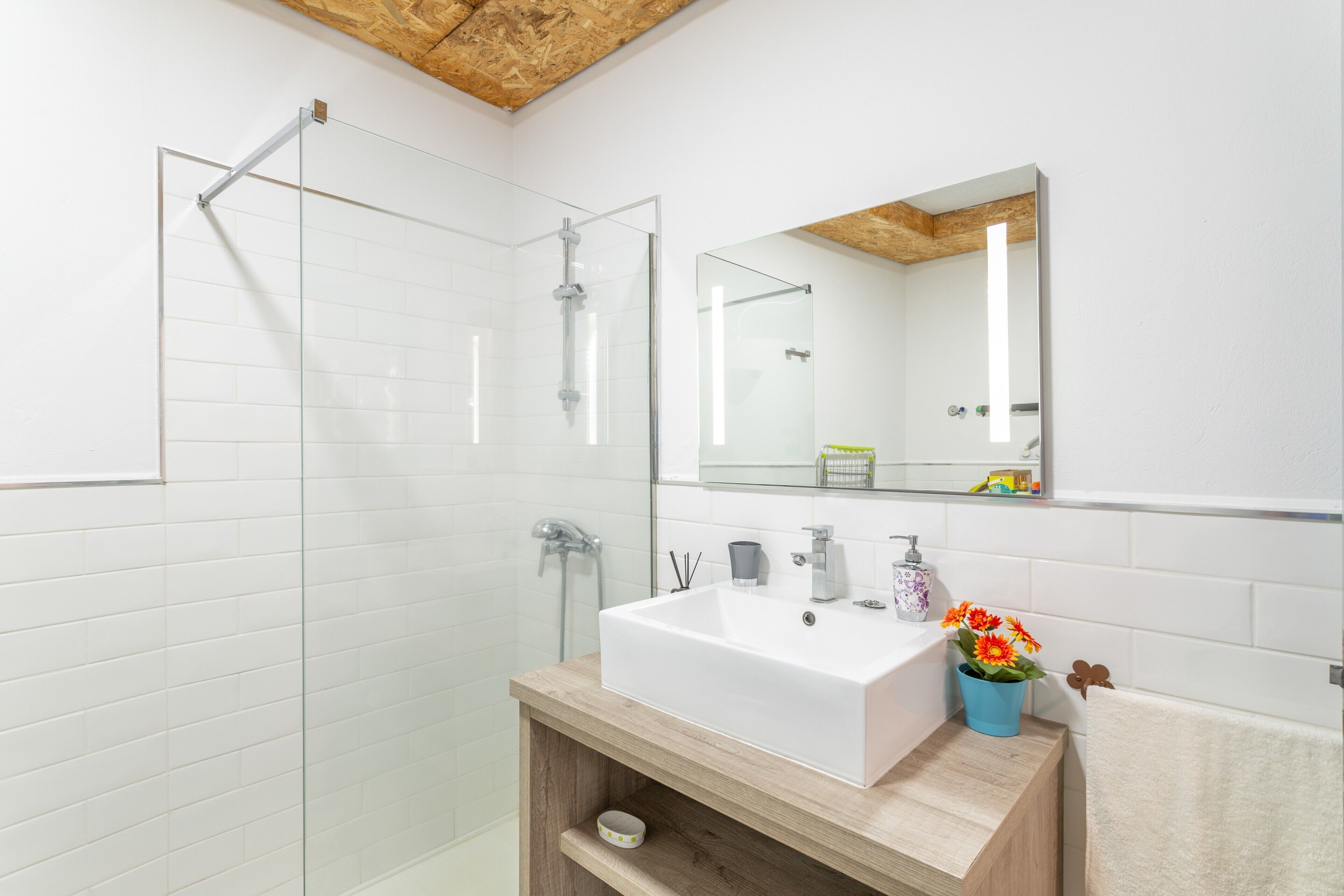 Een douche, een haardroger, handdoeken