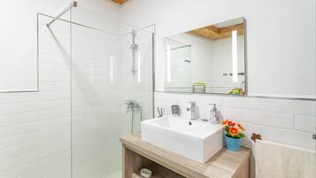Een douche, een haardroger, handdoeken