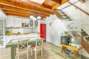 Fridge, microwave, oven, stovetop - 'Casa Mica' with Mountain View, Wi-Fi and Air Conditioning (Vega de San Mateo)