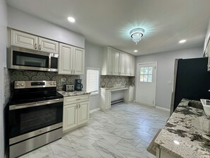 Refrigerador, microondas, placa de cocina, hielera