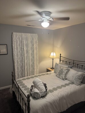 3 bedrooms, iron/ironing board, WiFi, bed sheets - Location House - Charming 3-bedroom house near vibrant downtown and beaches (Wilmington)